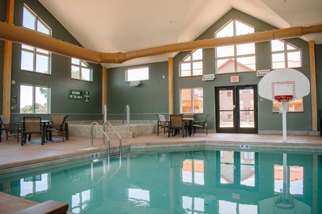 The Lodge At Mauston Экстерьер фото